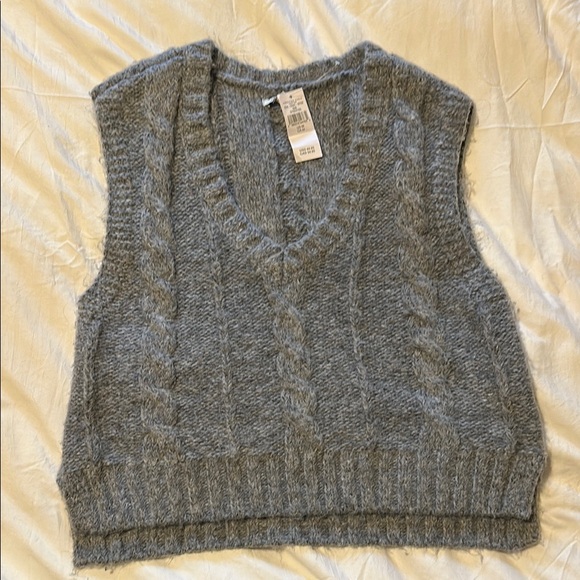 American Eagle Outfitters Sweaters - American Eagle Gray Cable Knit Women's Sweater Vest